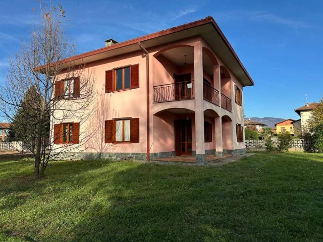 Villa Indipendente in vendita a Brebbia, Lombardia