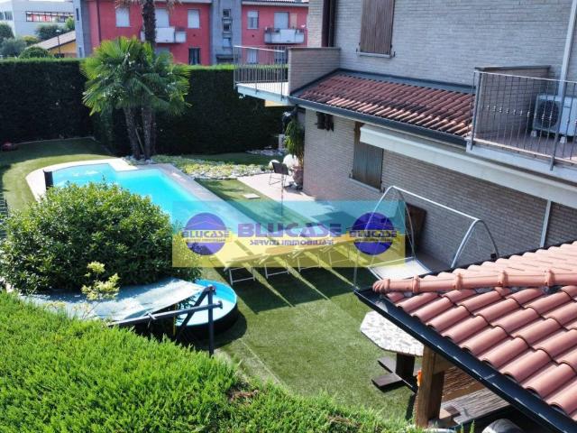Villa Indipendente in vendita a Boltiere, Lombardia