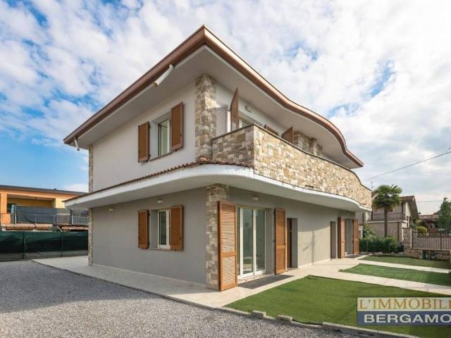 Villa Indipendente in vendita a Brembate, Lombardia