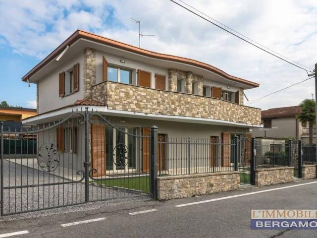 Villa Indipendente in vendita a Brembate, Lombardia