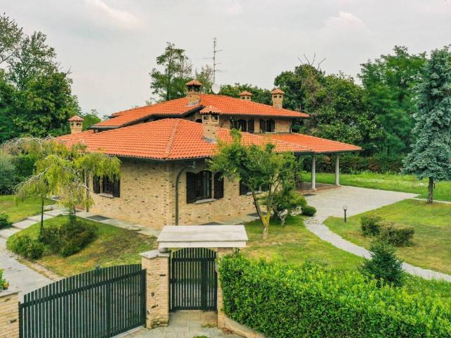 Villa Indipendente in vendita a Brenna, Lombardia