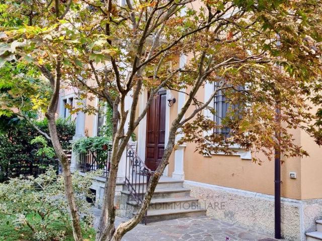 Villa Indipendente in vendita a Zona Sud, Brescia