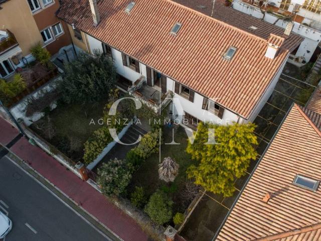 Villa Indipendente in vendita a Zona Centro, Brescia