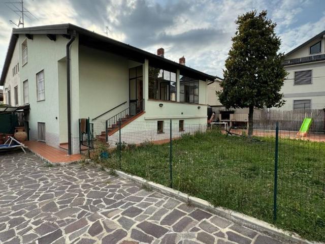 Villa Indipendente in vendita a Brignano Gera D'adda, Lombardia