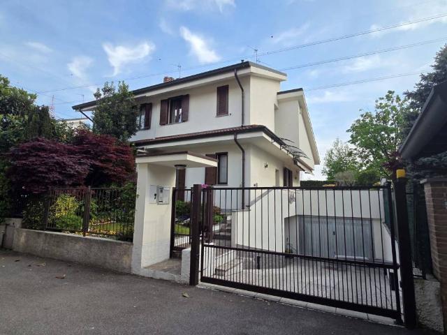 Villa Indipendente in vendita a Moncucco, Brugherio