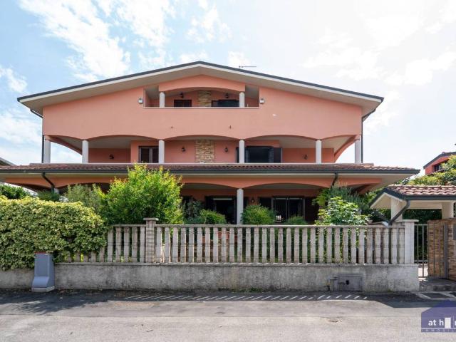 Villa Indipendente in vendita a Moncucco, Brugherio