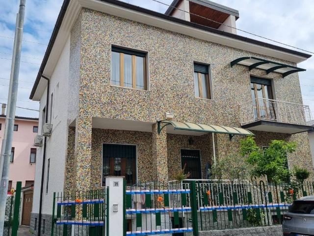 Villa Indipendente in vendita a Brugherio, Cascina Increa