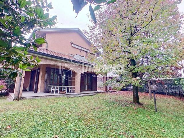 Villa Indipendente in vendita a Moncucco, Brugherio