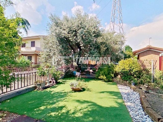 Villa Indipendente in vendita a Brugherio, Moncucco