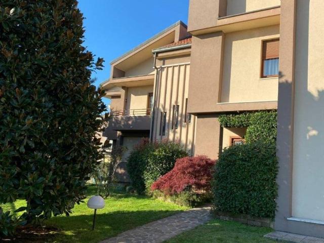 Villa Indipendente in vendita a Brugherio, Lombardia