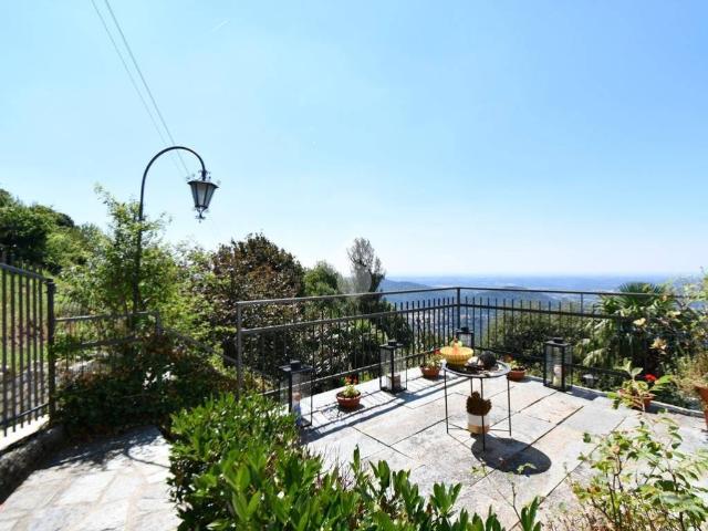 Villa Indipendente in vendita a Brunate, Lombardia
