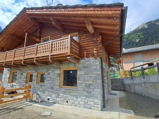 Villa Indipendente in vendita a Brusson, Aosta