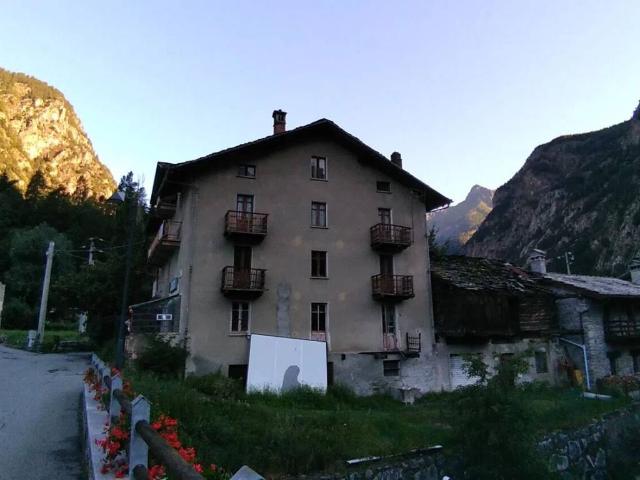 Villa Indipendente in vendita a Brusson, Aosta