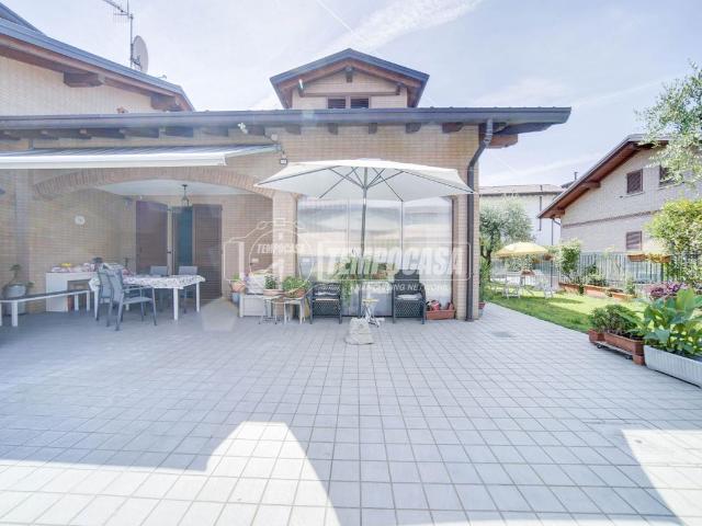 Villa Indipendente in vendita a Buguggiate, Lombardia