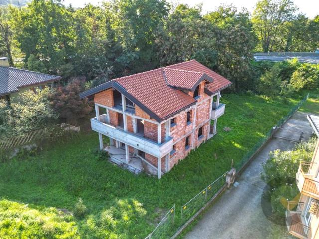 Villa Indipendente in vendita a Buguggiate, Varese