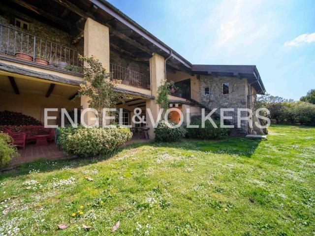 Villa Indipendente in vendita a Buguggiate, Lombardia