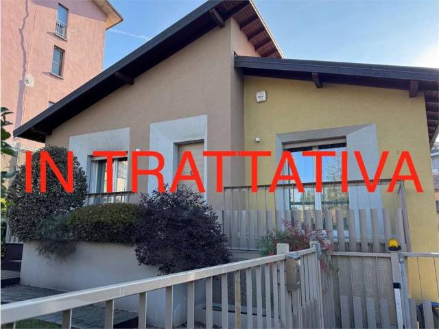 Villa Indipendente in vendita a Buguggiate, Lombardia