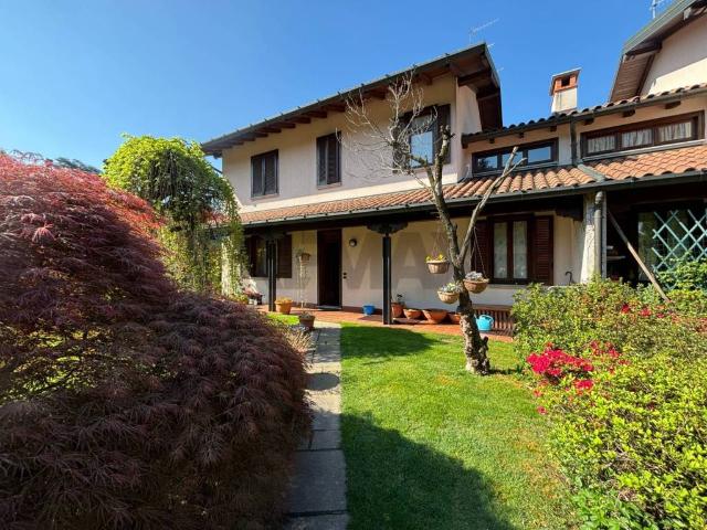 Villa Indipendente in vendita a Buguggiate, Lombardia