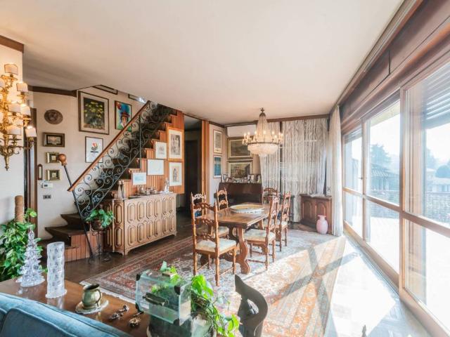 Villa Indipendente in vendita a Buguggiate, Lombardia
