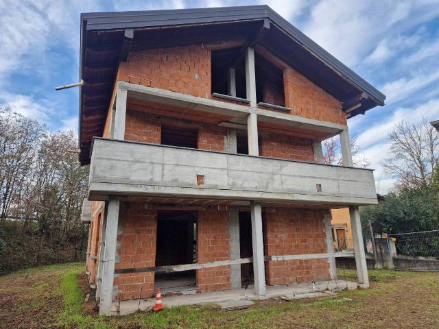 Villa Indipendente in vendita a Buguggiate, Lombardia