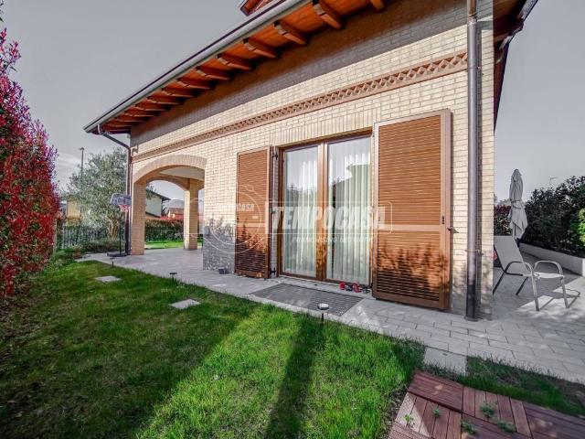 Villa Indipendente in vendita a Buguggiate, Lombardia