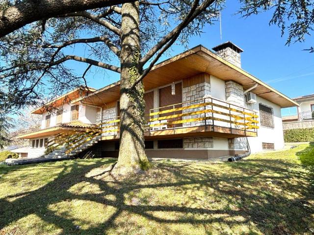 Villa Indipendente in vendita a Buja, Friuli-Venezia Giulia