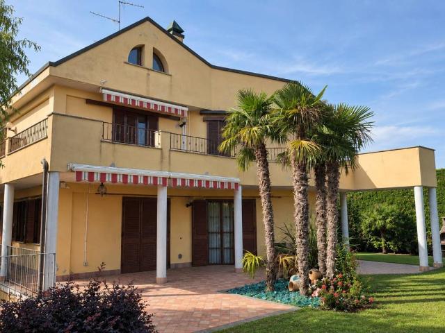 Villa Indipendente in vendita a Burago di Molgora, Monza e della Brianza