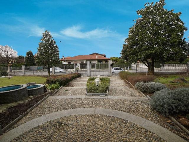 Villa Indipendente in vendita a Busnago, Lombardia