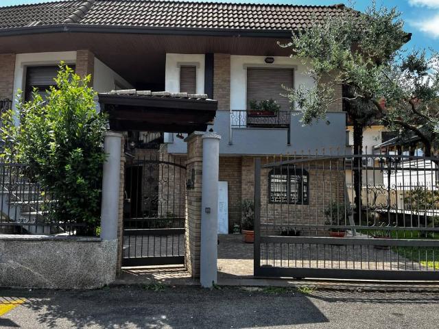Villa Indipendente in vendita a Busto Arsizio, Lombardia