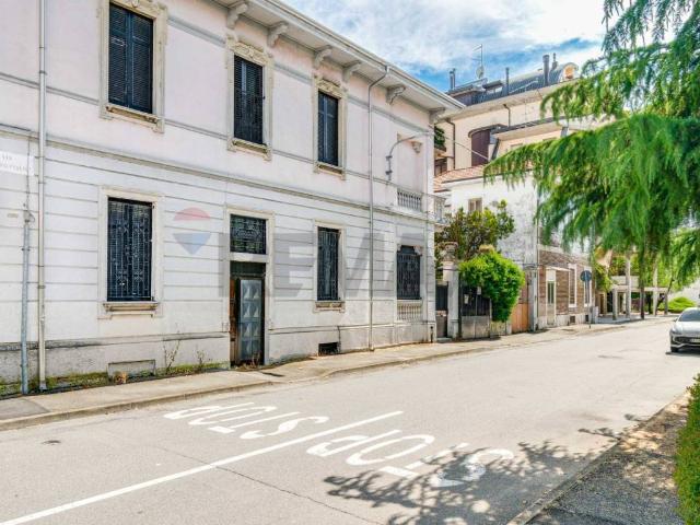 Villa Indipendente in vendita a Busto Arsizio, Lombardia