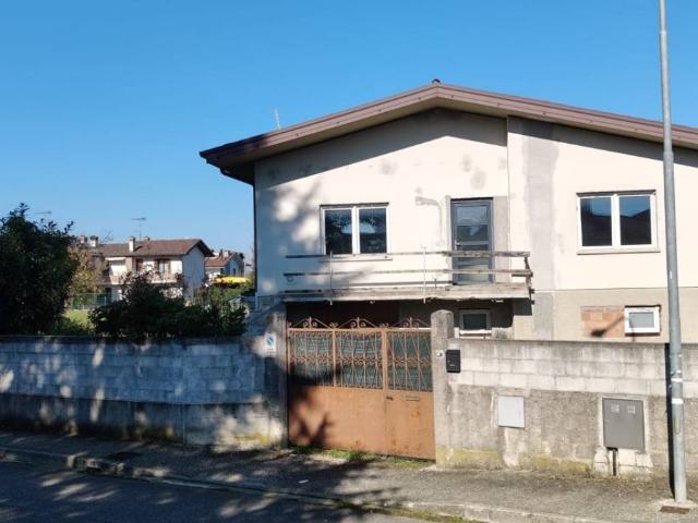 Villa Indipendente in vendita a Buttrio, Friuli-Venezia Giulia
