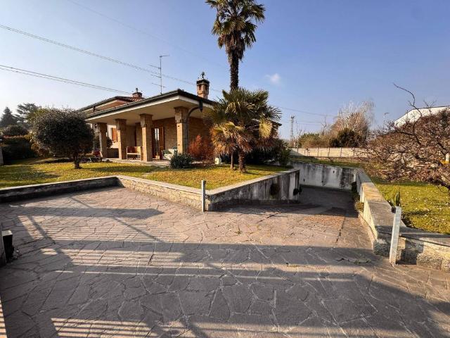 Villa Indipendente in vendita a Cabiate, Lombardia