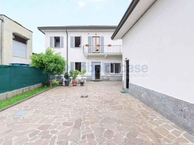 Villa Indipendente in vendita a Cabiate, Lombardia