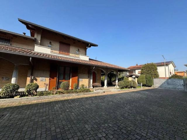Villa Indipendente in vendita a Cabiate, Lombardia