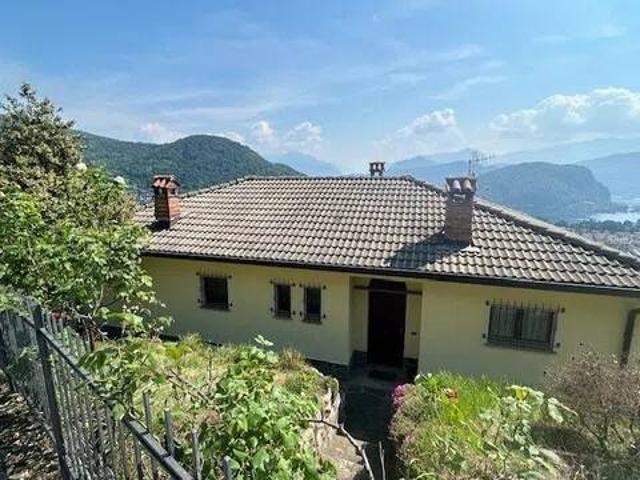 Villa Indipendente in vendita a Comunità Montana del Piambello, Cadegliano