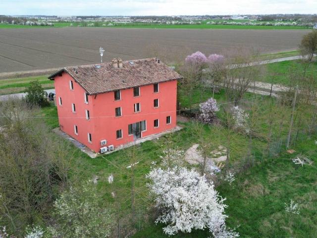 Villa Indipendente in vendita a Terra di Mezzo, Re