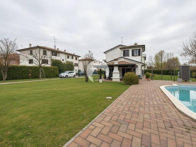 Villa Indipendente in vendita a Terra di Mezzo, Re