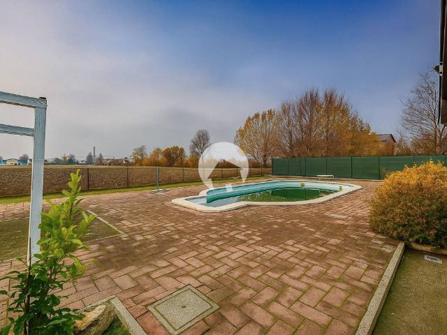Villa Indipendente in vendita a Terra di Mezzo, Re