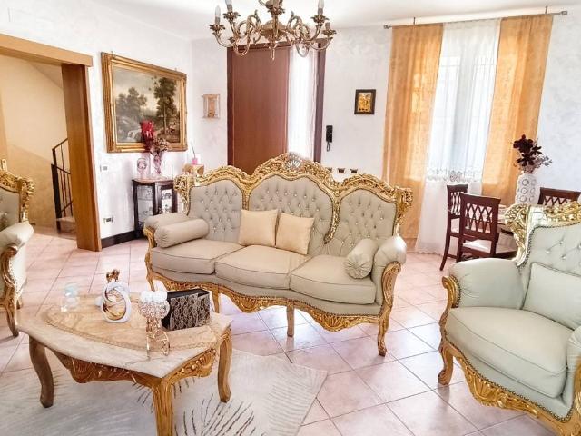 Villa Indipendente in vendita a Zurco, Cadelbosco di Sopra