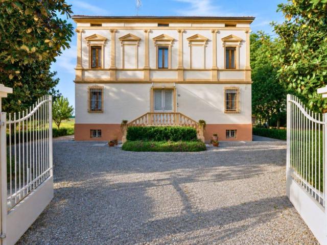Villa Indipendente in vendita a Terra di Mezzo, Re