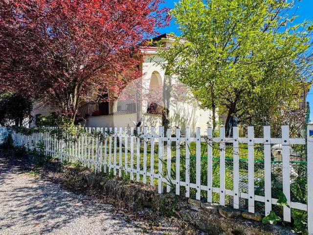 Villa Indipendente in vendita a Terra di Mezzo, Re