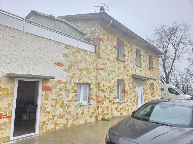 Villa Indipendente in vendita a Terra di Mezzo, Re