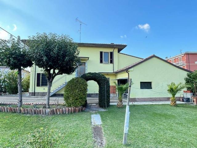 Villa Indipendente in vendita a Castello dei Ratti, Cadeo