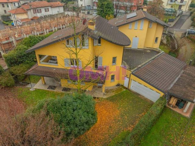 Villa Indipendente in vendita a Cadorago, Lombardia