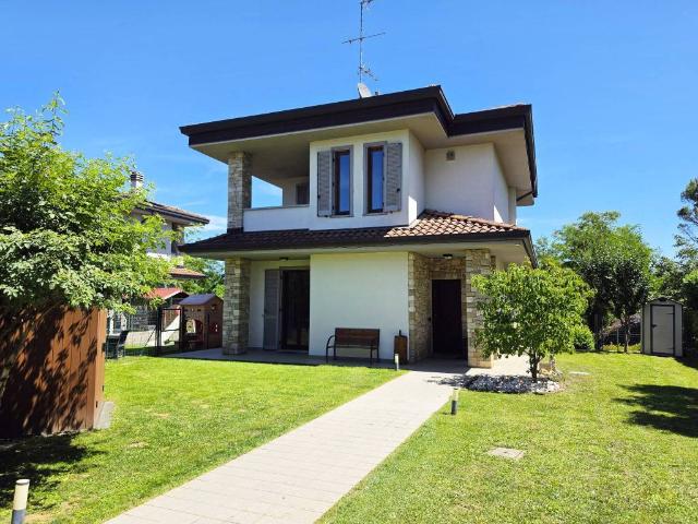 Villa Indipendente in vendita a Cadorago, Lombardia