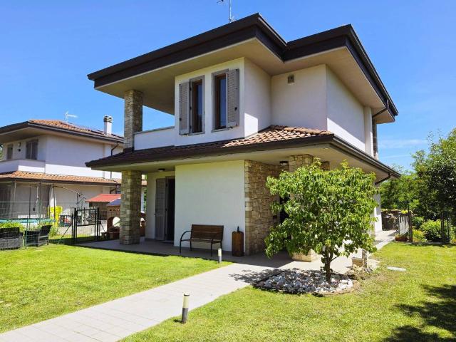 Villa Indipendente in vendita a Cadorago, Lombardia