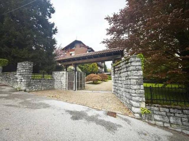 Villa Indipendente in vendita a Caglio, Lombardia