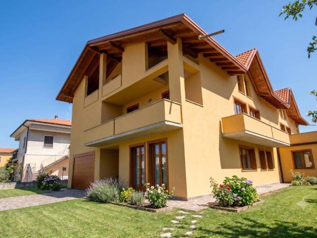 Villa Indipendente in vendita a Cairate, Lombardia