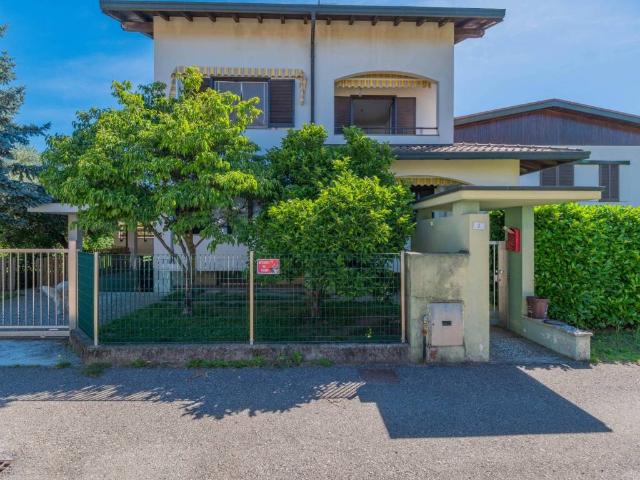 Villa Indipendente in vendita a Peveranza, Cairate