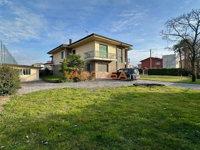 Villa Indipendente in vendita a Calcio, Lombardia